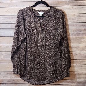 Lightweight top with sleeve tabs